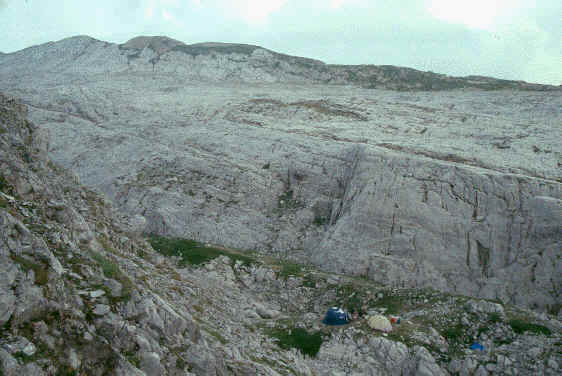 Het kamp in 2001, met op de achtergrond de immense Anialarra-lapiaz