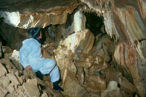 Extreme voorzichtigheid bij het bezoeken van een fragiele grot