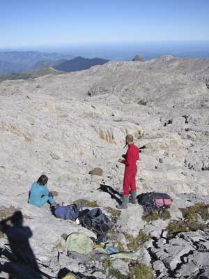 Limestone of Anialarra; at the background is the Pic d'Anie